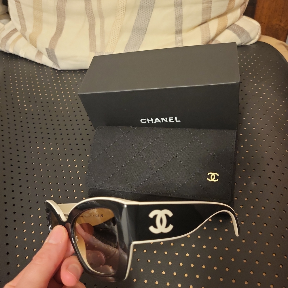 CHANEL Black and White Cat-Eye Sunglasses with Brown Lenses - Picture 2 of 6